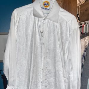 Robert Graham Men’s White paisley button up size XL
